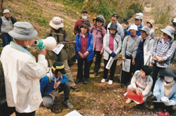 「かたくり観察会」で講師から話を聞く。