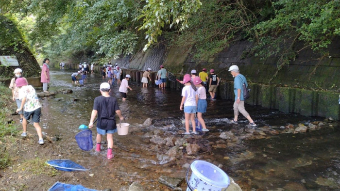 白子川と流域の水環境を良くする会：白子川の環境学習風景