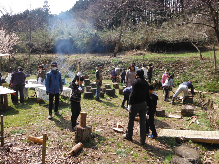 NPO法人 天覧山・多峯主山の自然を守る会：薪割り体験エコツアーの様子