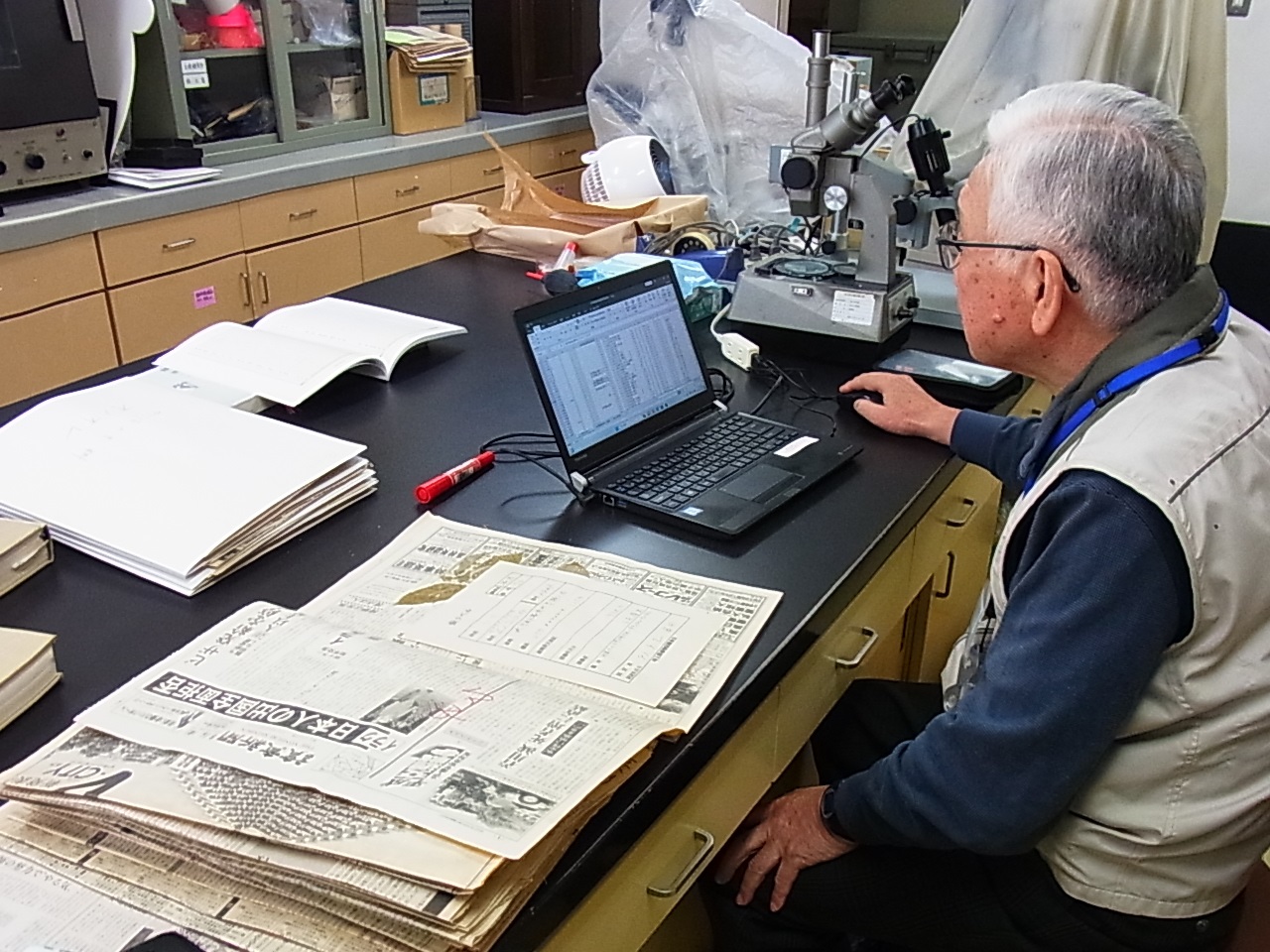 NPO法人 埼玉県絶滅危惧植物種調査団：県内の植物標本の再点検中の様子