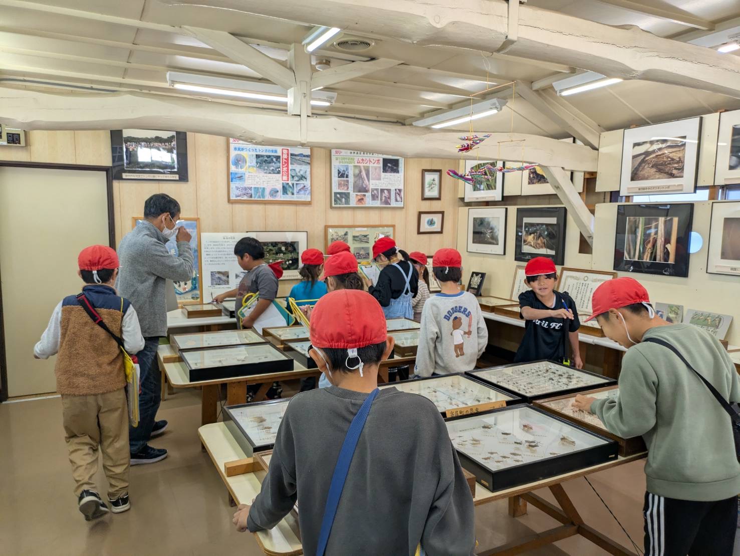 寄居町にトンボ公園を作る会：自然館で来館者に説明する会員